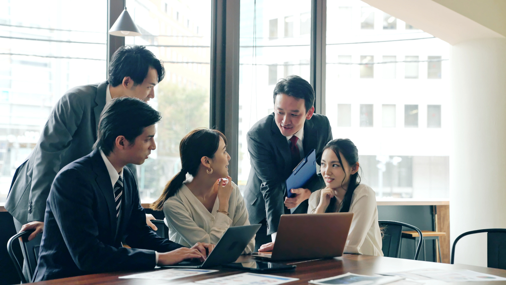 企業と留学生が語り合うビジネスミーティングの様子