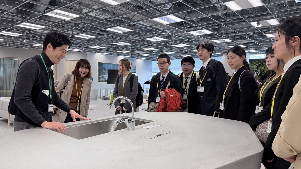 LION東京本社見学の様子